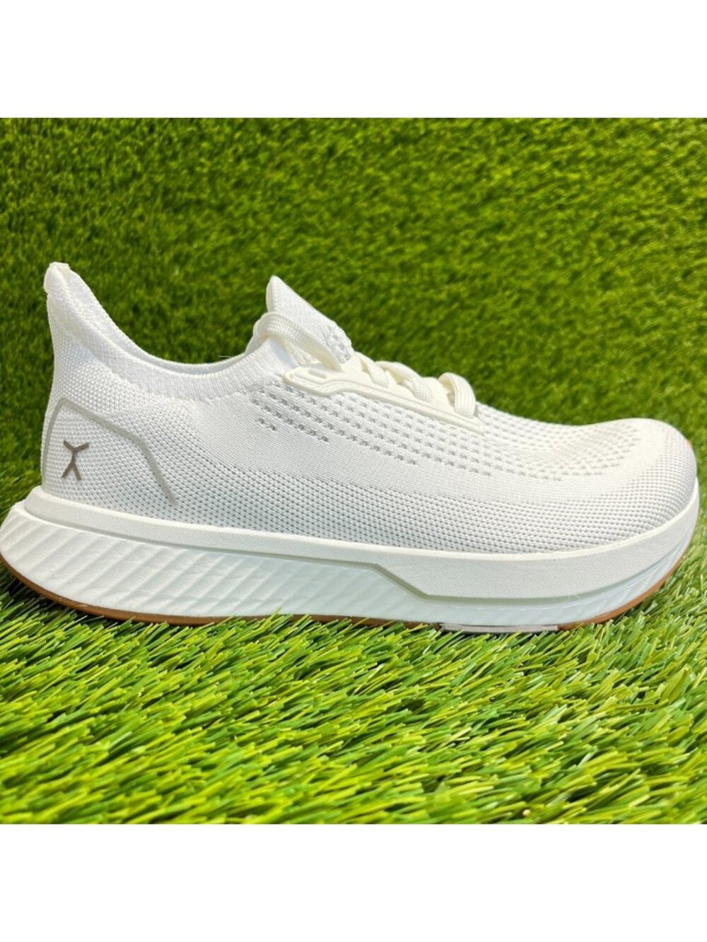Flux Adapt Runner White Gum Womens Size 7 Running Athletic Walking Knit Shoes